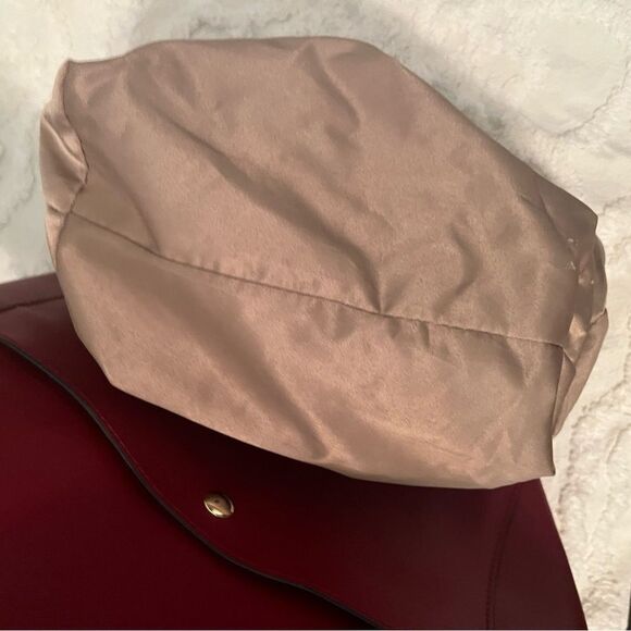 Bostonian Red Shoulder Bag with Structured Design - Picture 13 of 16